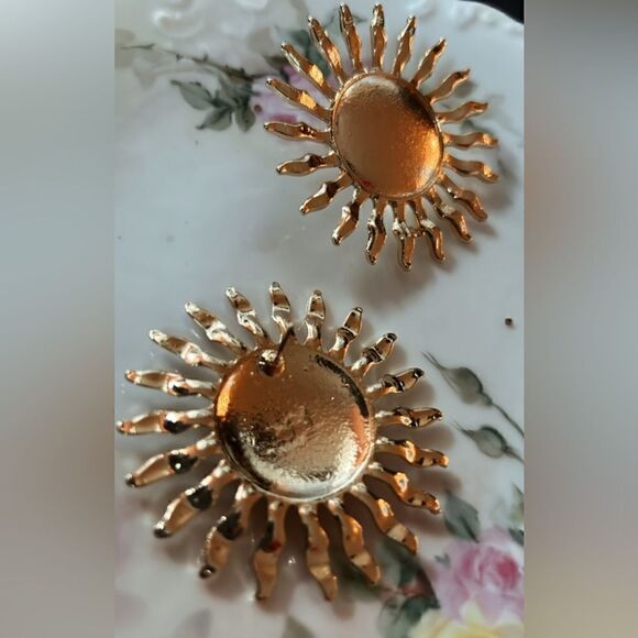 Sun decor stud earrings A83 - Picture 4 of 6